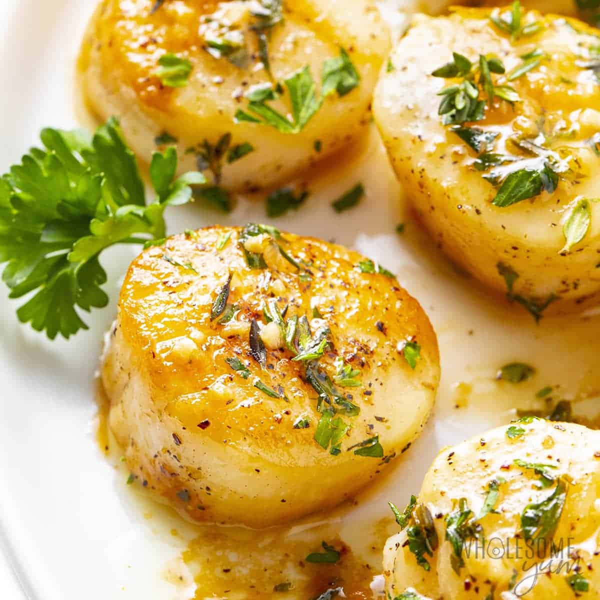 Seared Scallops (With Garlic Butter!) from https://www.wholesomeyum.com/