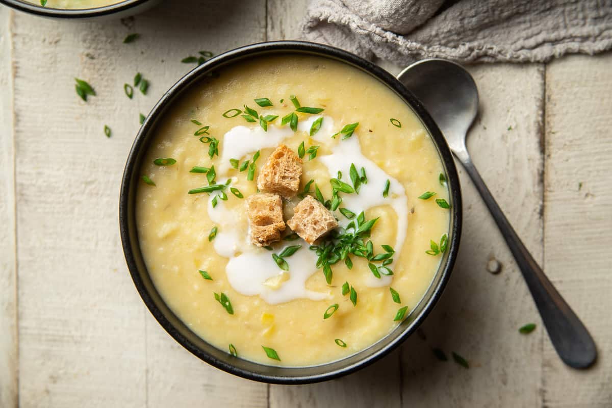 Rich & Comforting Vegan Potato Leek Soup from https://www.connoisseurusveg.com/