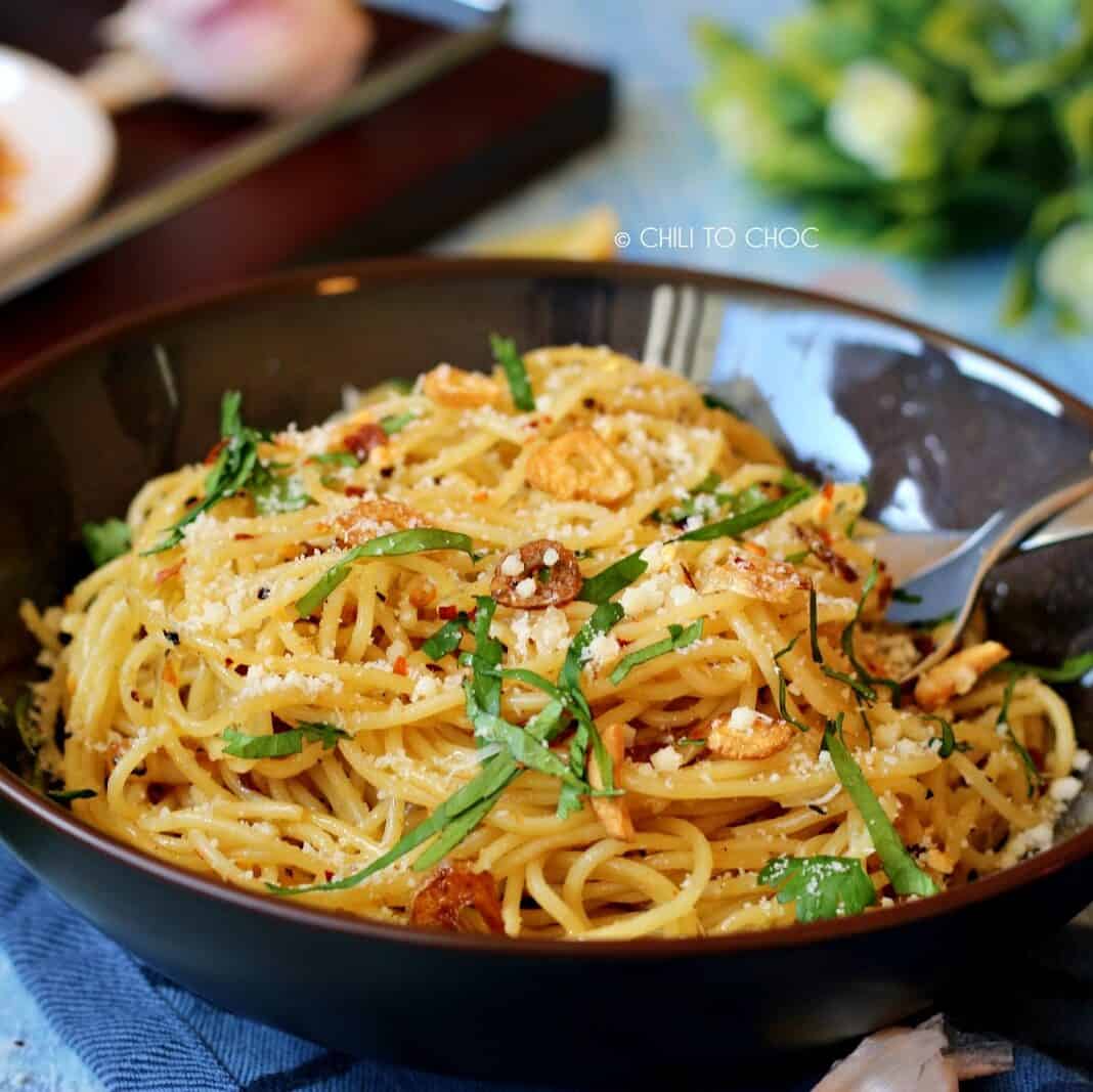 Spaghetti Aglio E Olio from https://www.chilitochoc.com/