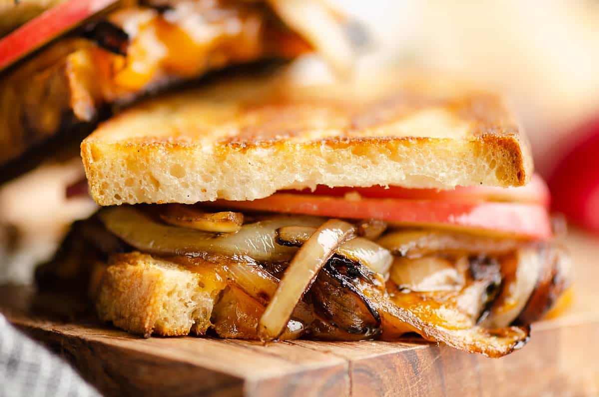 Apple Balsamic Onion Grilled Cheese from https://www.thecreativebite.com/