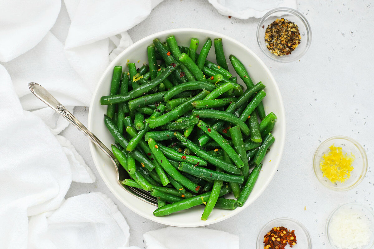 Easy Seasoned Green Beans from https://www.onelovelylife.com/